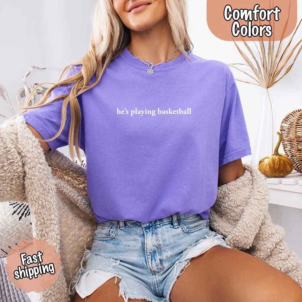 Él está Jugando Baloncesto – Camiseta Divertida para Novias Aficionadas al Deporte