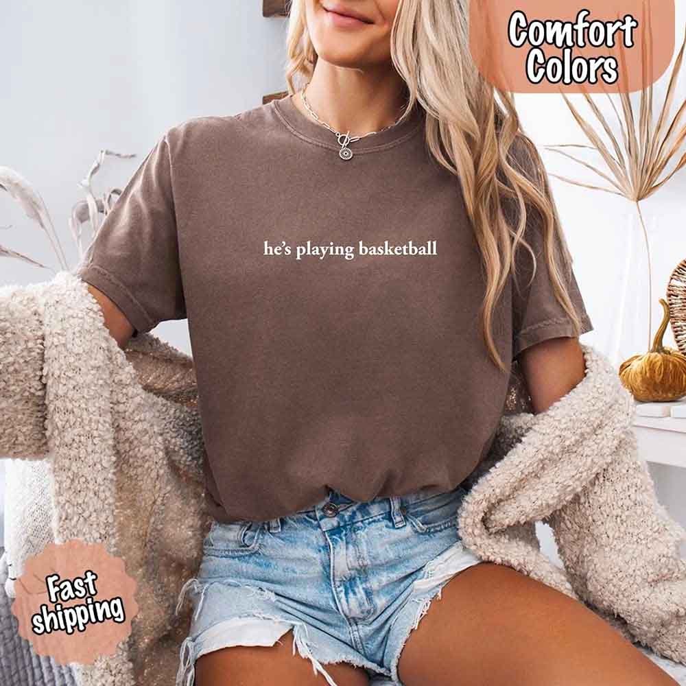 Él está Jugando Baloncesto – Camiseta Divertida para Novias Aficionadas al Deporte