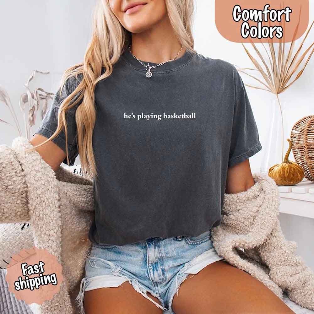 Él está Jugando Baloncesto – Camiseta Divertida para Novias Aficionadas al Deporte