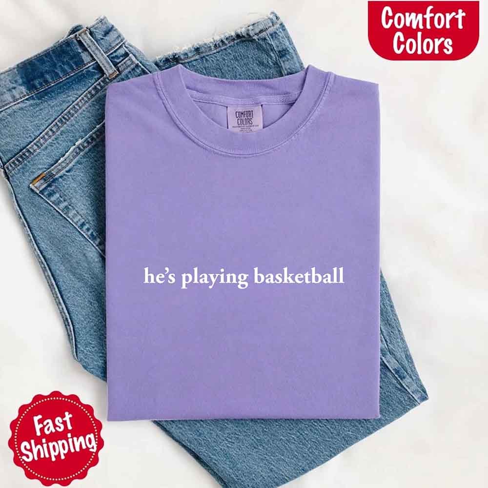 Él está Jugando Baloncesto – Camiseta Divertida para Novias Aficionadas al Deporte