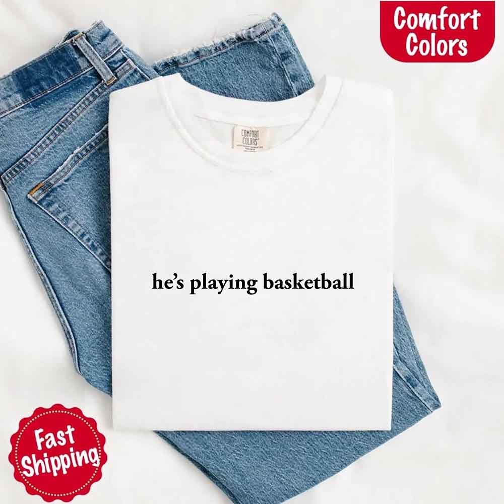 Él está Jugando Baloncesto – Camiseta Divertida para Novias Aficionadas al Deporte