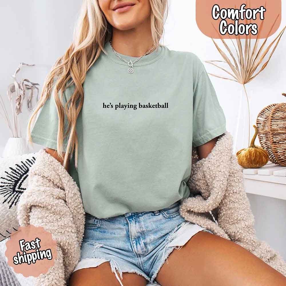 Él está Jugando Baloncesto – Camiseta Divertida para Novias Aficionadas al Deporte
