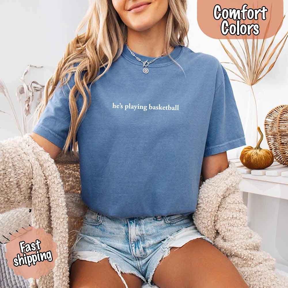 Él está Jugando Baloncesto – Camiseta Divertida para Novias Aficionadas al Deporte
