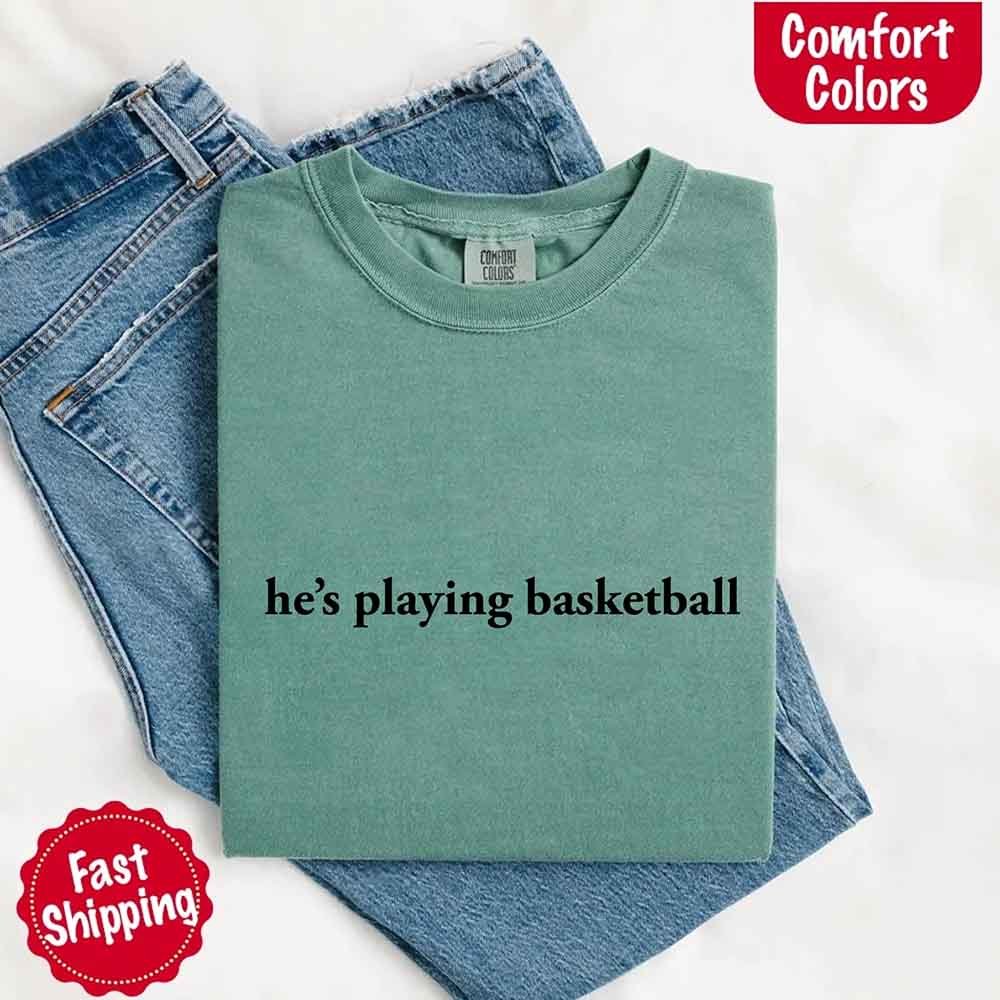Él está Jugando Baloncesto – Camiseta Divertida para Novias Aficionadas al Deporte