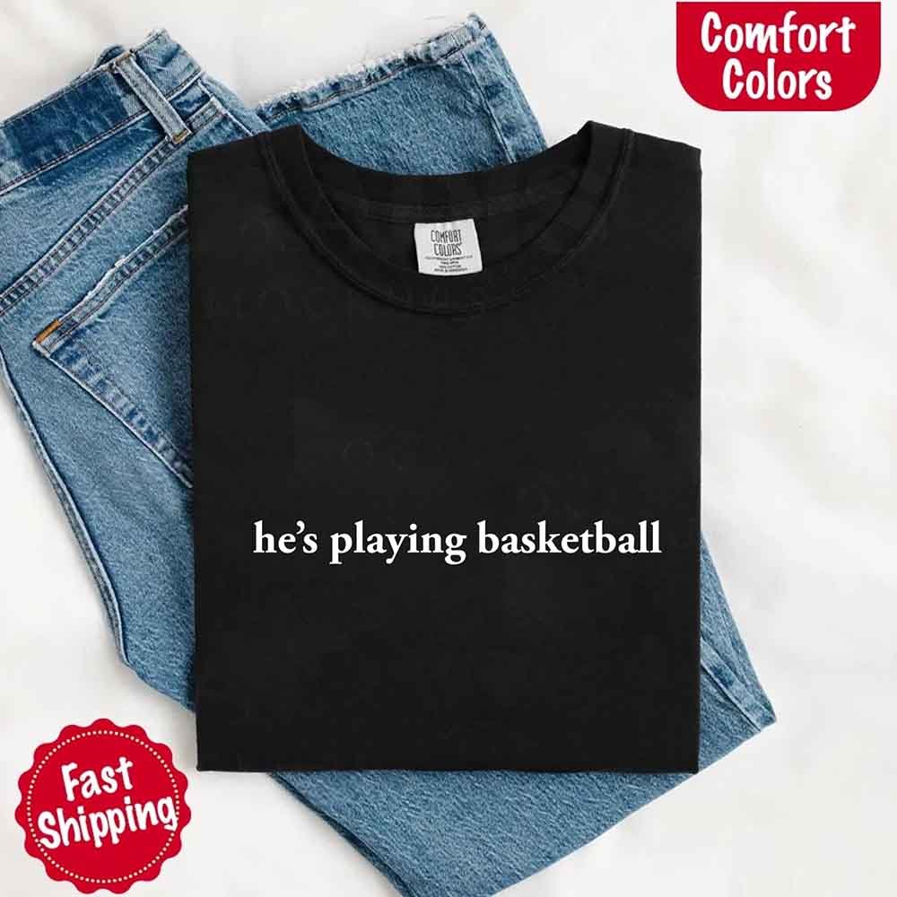Él está Jugando Baloncesto – Camiseta Divertida para Novias Aficionadas al Deporte