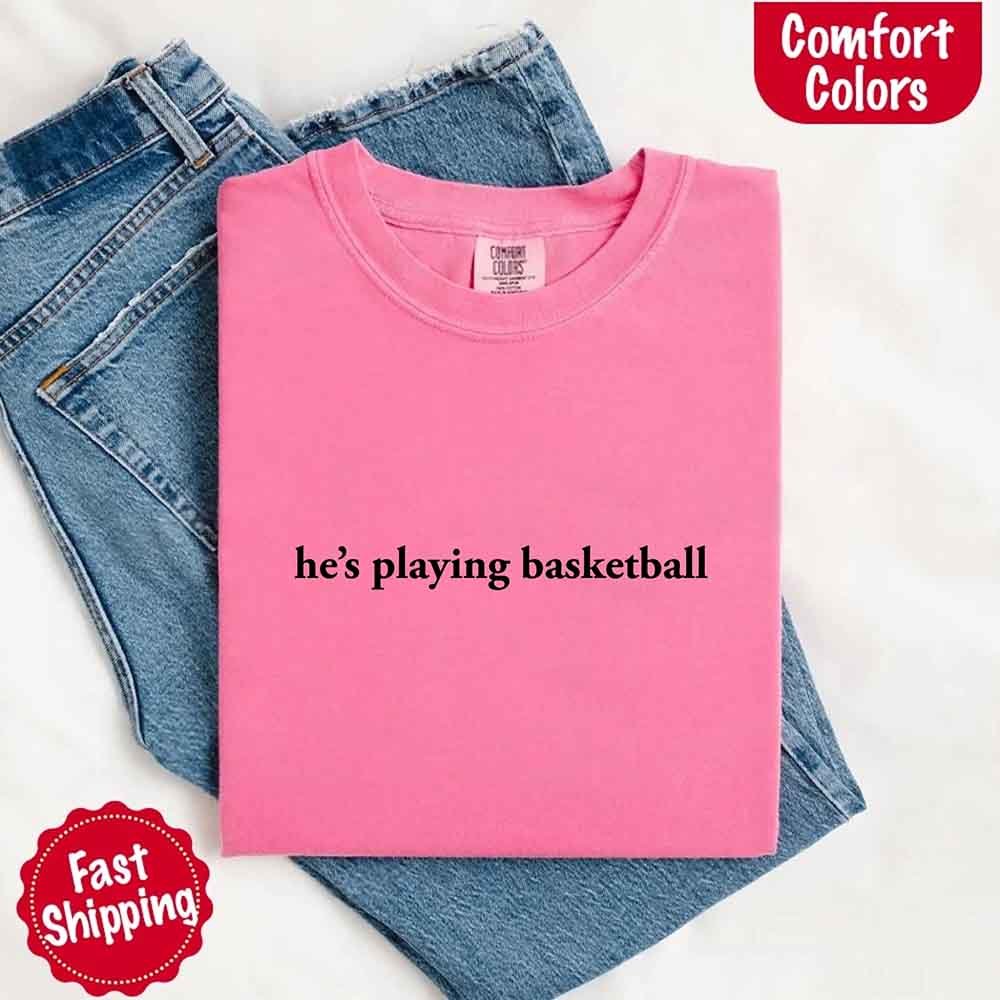 Él está Jugando Baloncesto – Camiseta Divertida para Novias Aficionadas al Deporte
