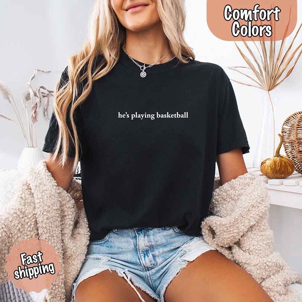 Él está Jugando Baloncesto – Camiseta Divertida para Novias Aficionadas al Deporte