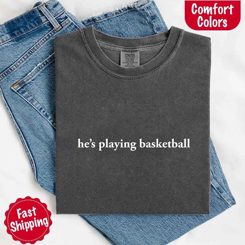 Él está Jugando Baloncesto – Camiseta Divertida para Novias Aficionadas al Deporte