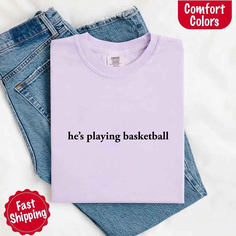 Él está Jugando Baloncesto – Camiseta Divertida para Novias Aficionadas al Deporte