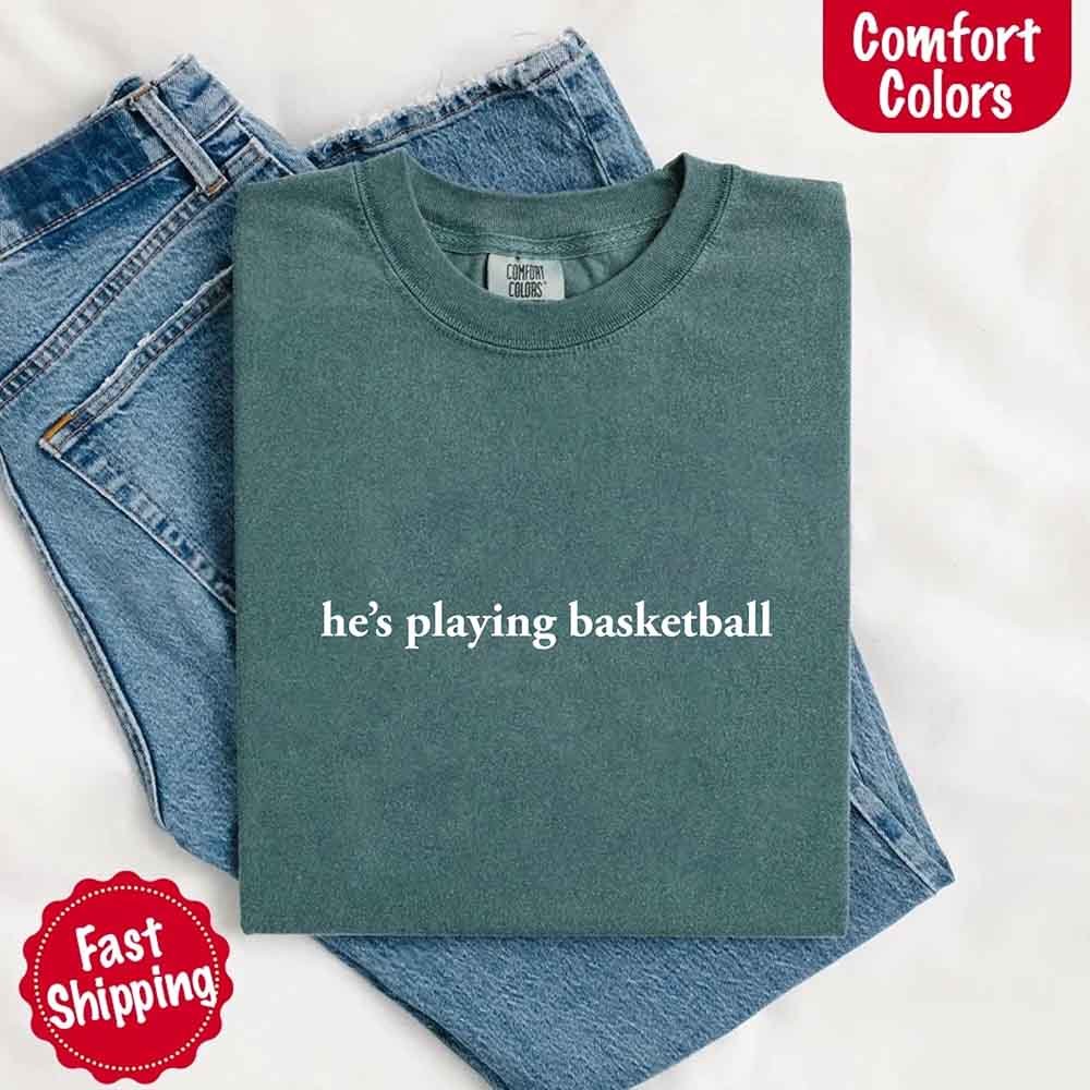 Él está Jugando Baloncesto – Camiseta Divertida para Novias Aficionadas al Deporte