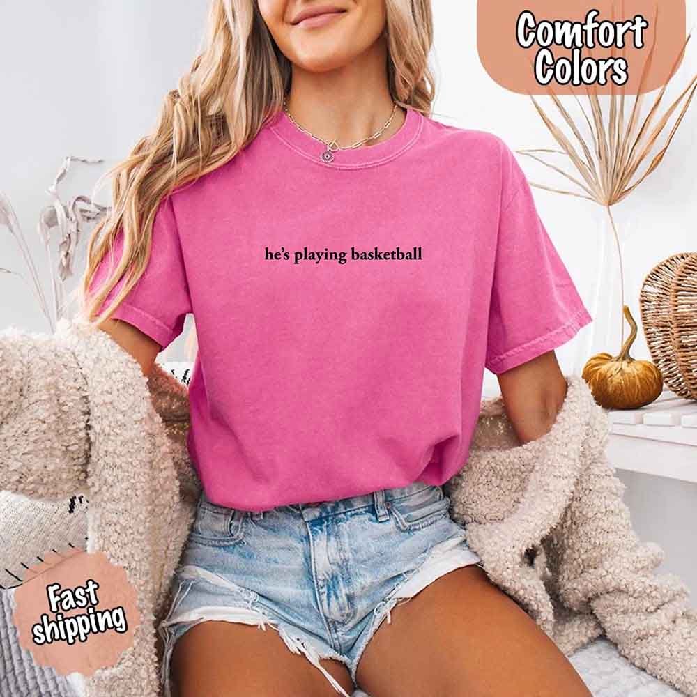 Él está Jugando Baloncesto – Camiseta Divertida para Novias Aficionadas al Deporte