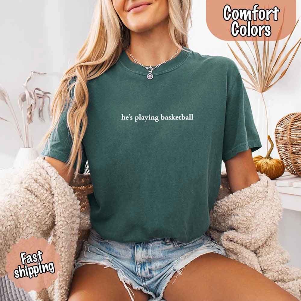 Él está Jugando Baloncesto – Camiseta Divertida para Novias Aficionadas al Deporte