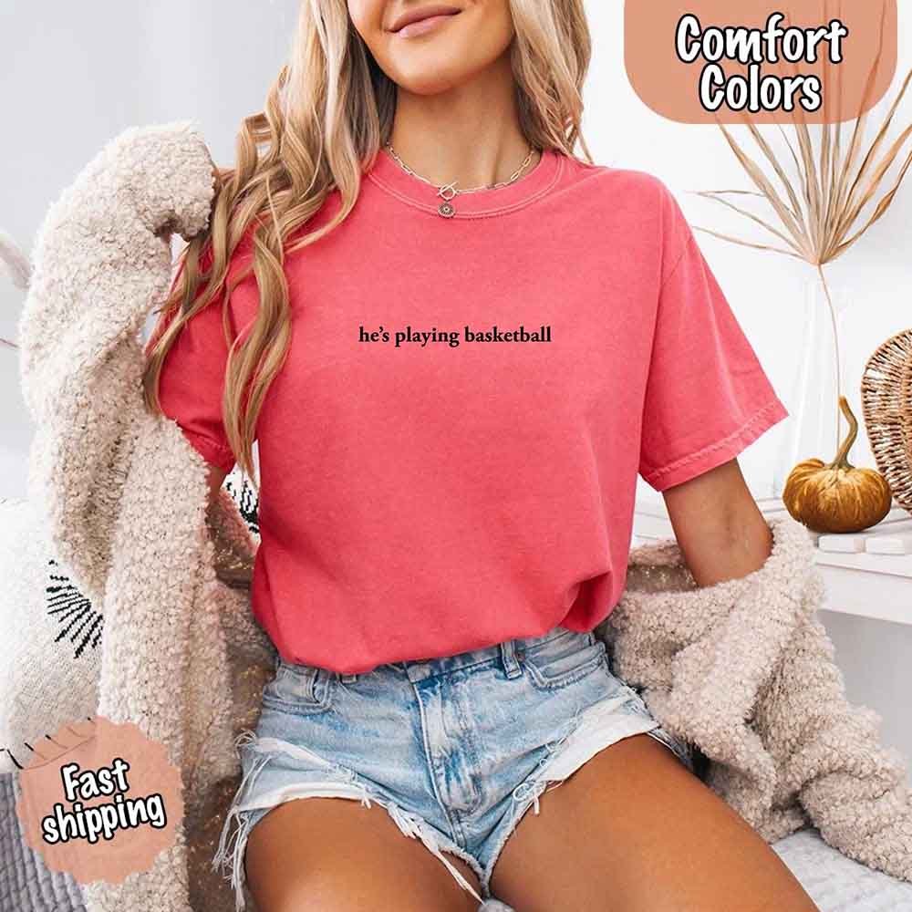 Él está Jugando Baloncesto – Camiseta Divertida para Novias Aficionadas al Deporte
