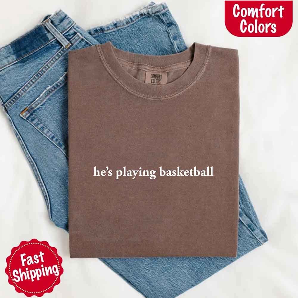 Él está Jugando Baloncesto – Camiseta Divertida para Novias Aficionadas al Deporte
