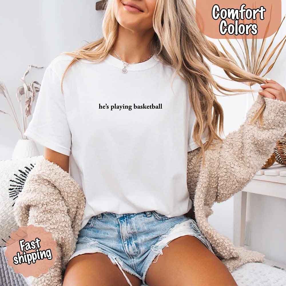 Él está Jugando Baloncesto – Camiseta Divertida para Novias Aficionadas al Deporte