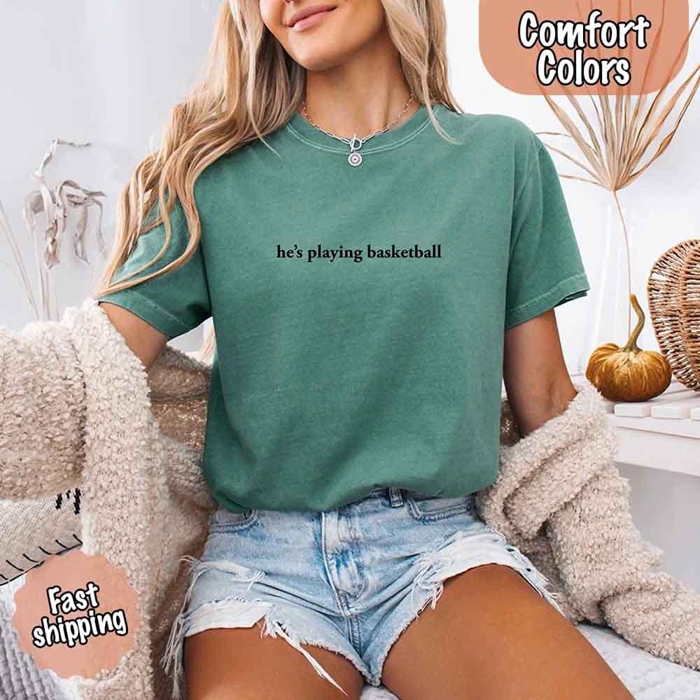 Él está Jugando Baloncesto – Camiseta Divertida para Novias Aficionadas al Deporte