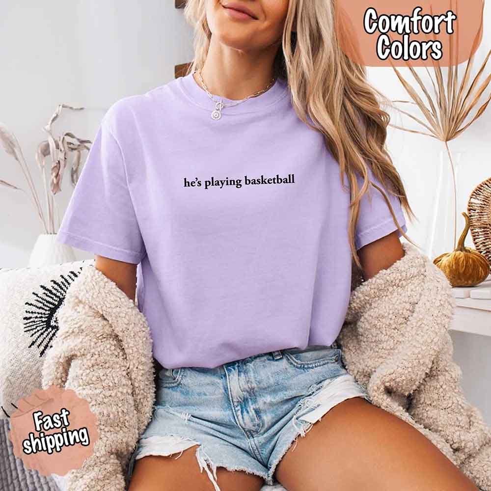Él está Jugando Baloncesto – Camiseta Divertida para Novias Aficionadas al Deporte