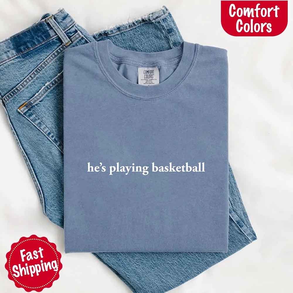 Él está Jugando Baloncesto – Camiseta Divertida para Novias Aficionadas al Deporte