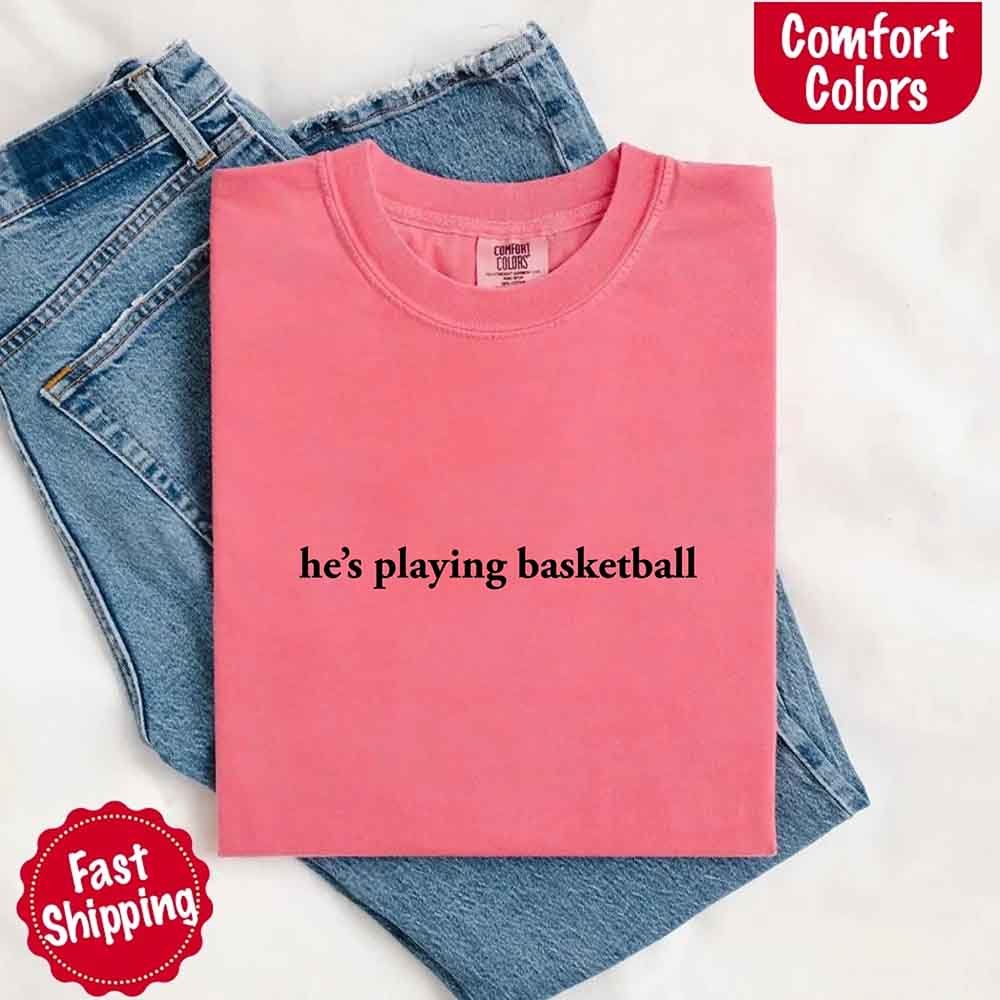 Él está Jugando Baloncesto – Camiseta Divertida para Novias Aficionadas al Deporte