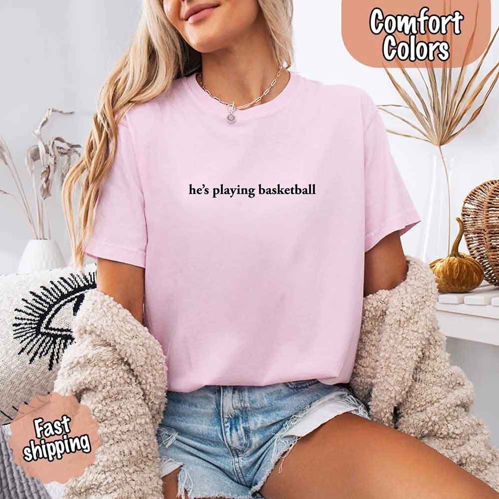 Él está Jugando Baloncesto – Camiseta Divertida para Novias Aficionadas al Deporte