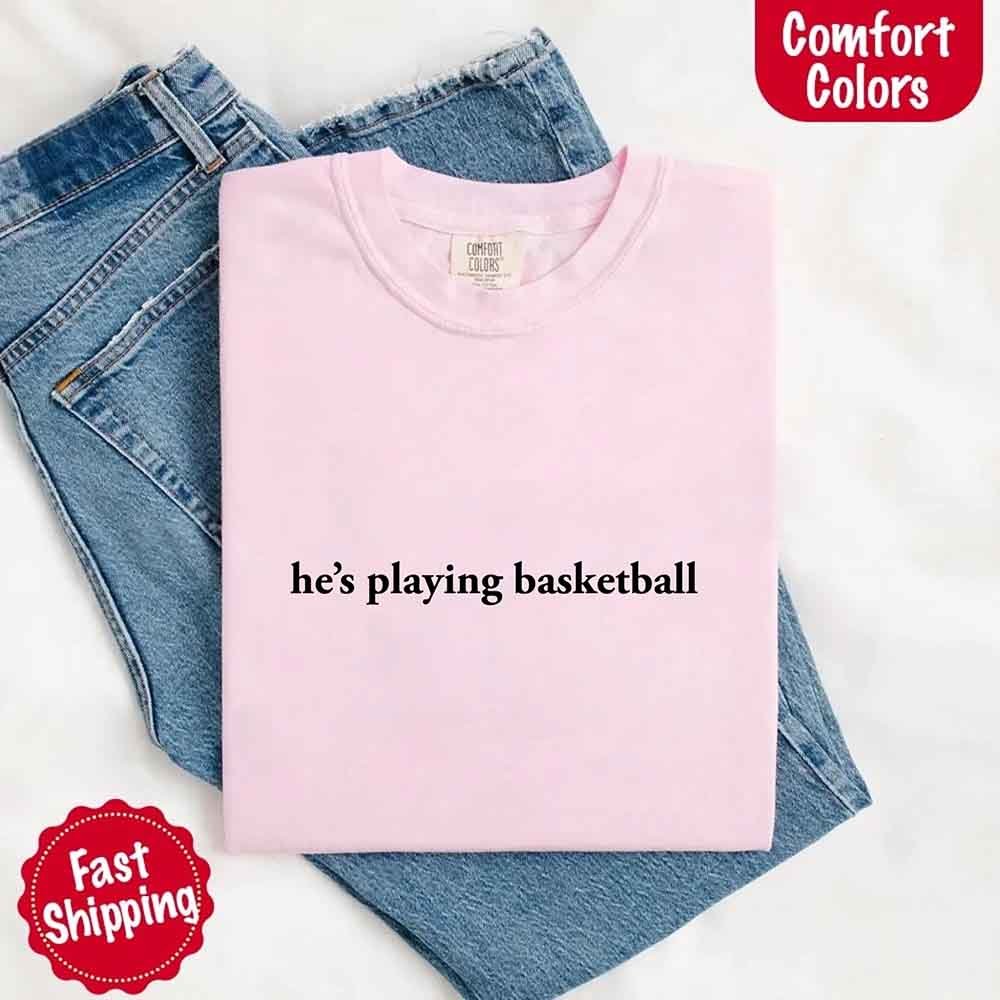 Él está Jugando Baloncesto – Camiseta Divertida para Novias Aficionadas al Deporte