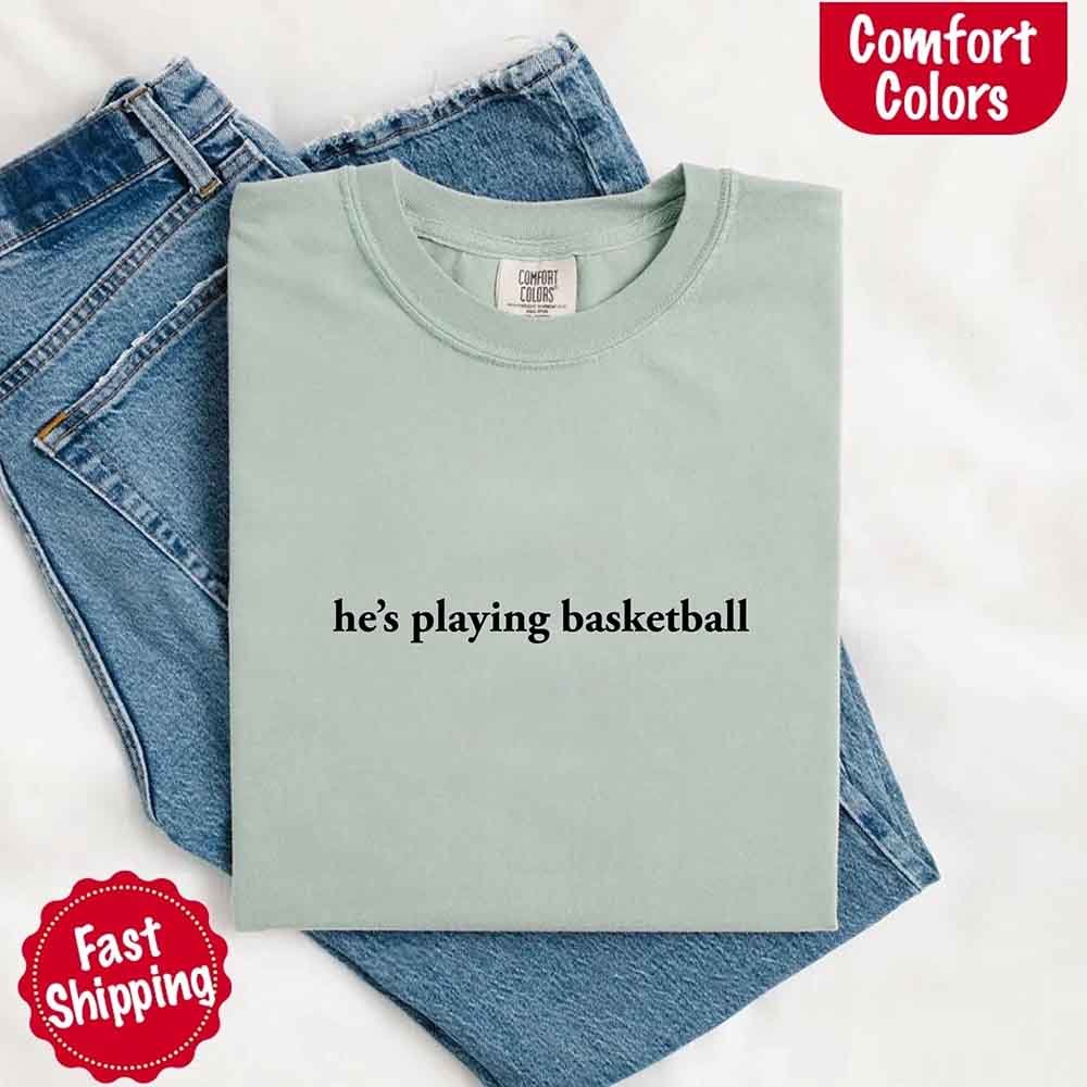 Él está Jugando Baloncesto – Camiseta Divertida para Novias Aficionadas al Deporte
